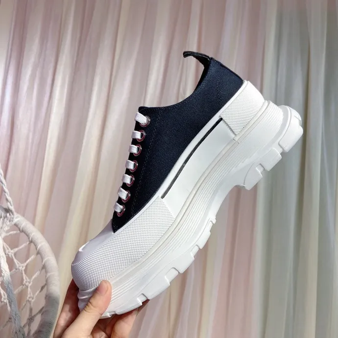 👟👟Ex-factory price 480👟👟Mc Queen McQueen’s new couple shoes! 2023ss spring model first release‼ ️‼ ️Young ladies who are fashion representatives must be in the forefront of fashion! The unique personality of the shoes adds full charm, and the shoes are super stylish. ⚠The uppers are made of customized original canvas. The color is warm and moist. 🔸The inner padding is made of imported goatskin. Full of flexibility! The round toe design allows the toes to be completely released🥰 Get rid of the original pressure of shoes! 🔸The outsole adopts the original molded vacuum outsole. The process of combining several layers of outsole is complicated. Super light and super comfortable! Super affordable ❤️ 🔸 🔸Size: 35-44 men’s and women’s sizes. The latest counter packaging low top